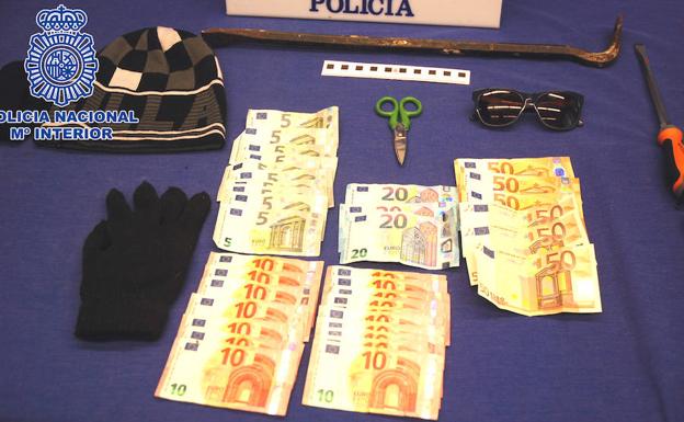 Dinero y algunos objetos hallados por la Policía. 