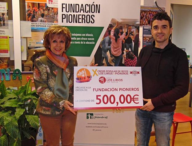 Entrega del cheque a la Fundación Pioneros. :: pioneros