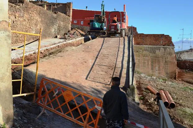 Obras que se están ejecutando en la calle Murallas para cambiar el colector. :: 