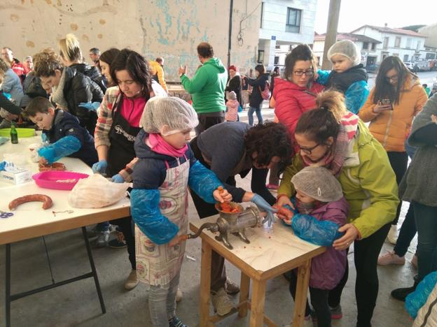 Niños en el taller de elaboración de chorizos. :: 