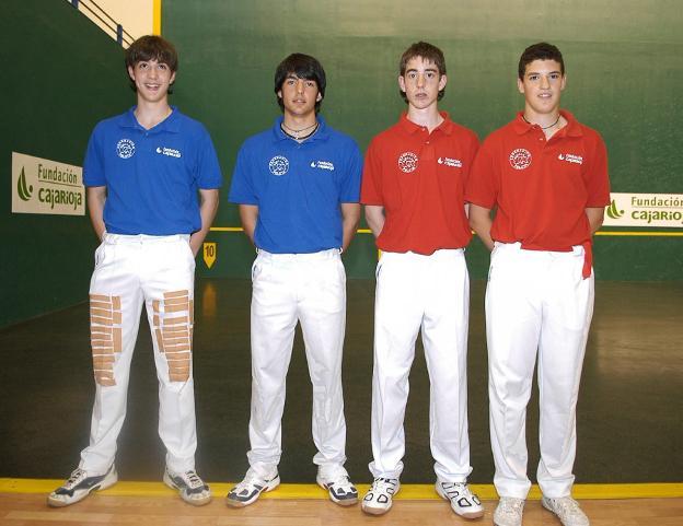 David Merino y Álvaro Untoria, en un partido del 2005 como aficionados junto a Gorka y Larrea. :: 