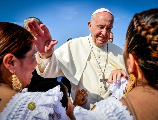 El papa Francisco, a su llegada a la ciudad peruana de Trujillo. :: afp