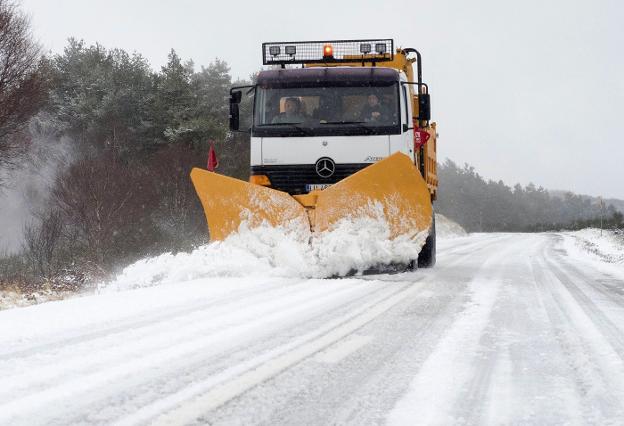 Limpieza. Una quitanieves trata de despejar de hielo y nieve el asfalto. :: EFE