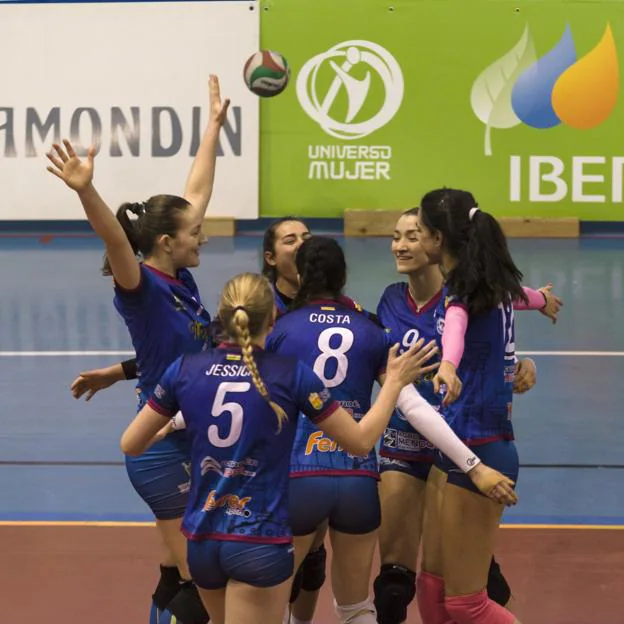 Las jugadoras del Haro Rioja Voley celebran un punto El Ferial. :: 