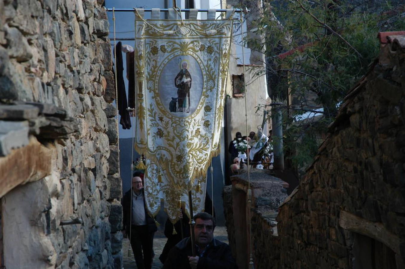 Los festejos en torno a San Antón y San Sebastián se celebran con fervor y alegría en Valdeperillo. La subasta de roscos, a cargo de José Ramón León, sirvió para recaudar 1.600 euros con la asistencia de un centenar de personas