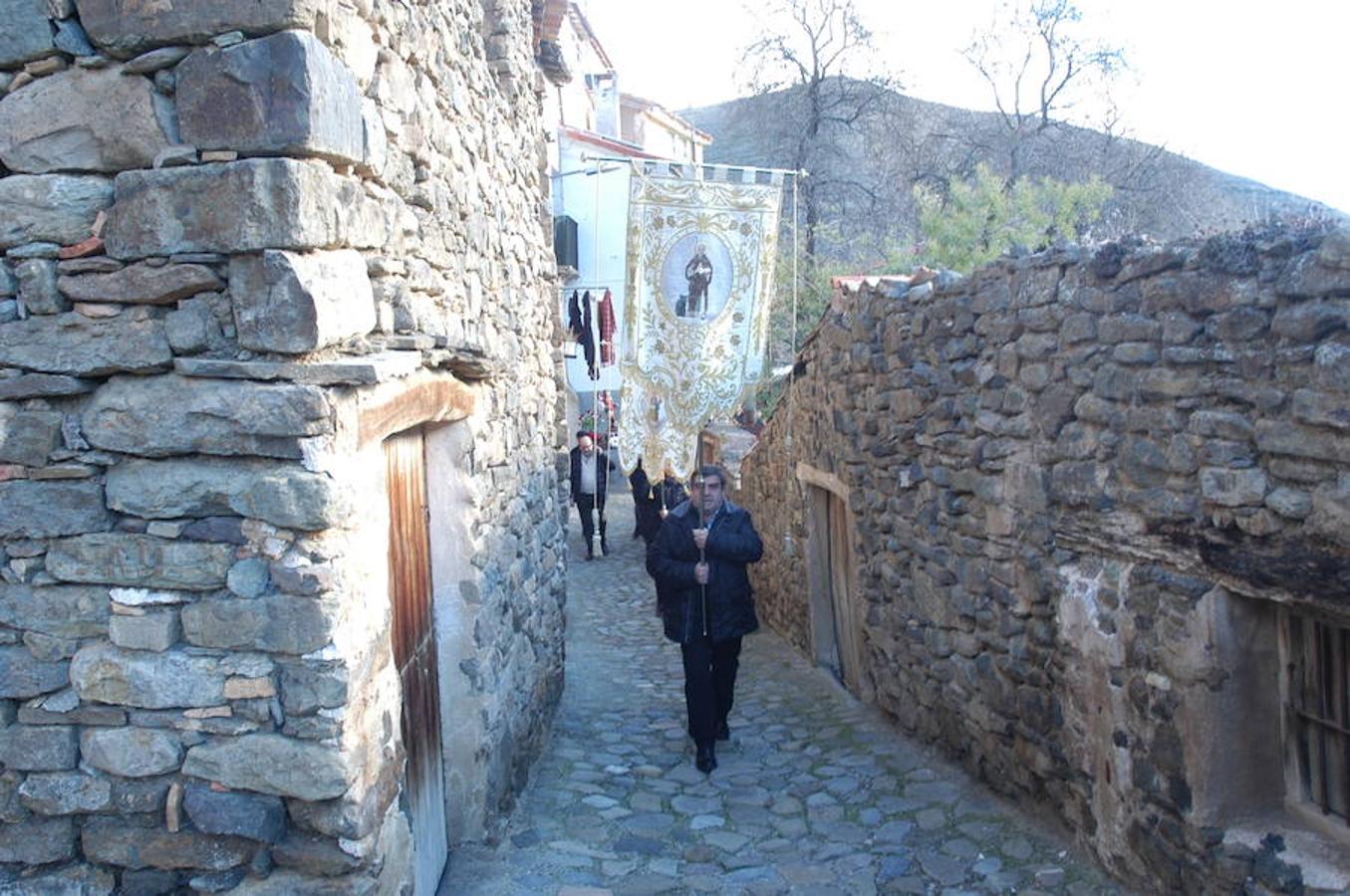 Los festejos en torno a San Antón y San Sebastián se celebran con fervor y alegría en Valdeperillo. La subasta de roscos, a cargo de José Ramón León, sirvió para recaudar 1.600 euros con la asistencia de un centenar de personas