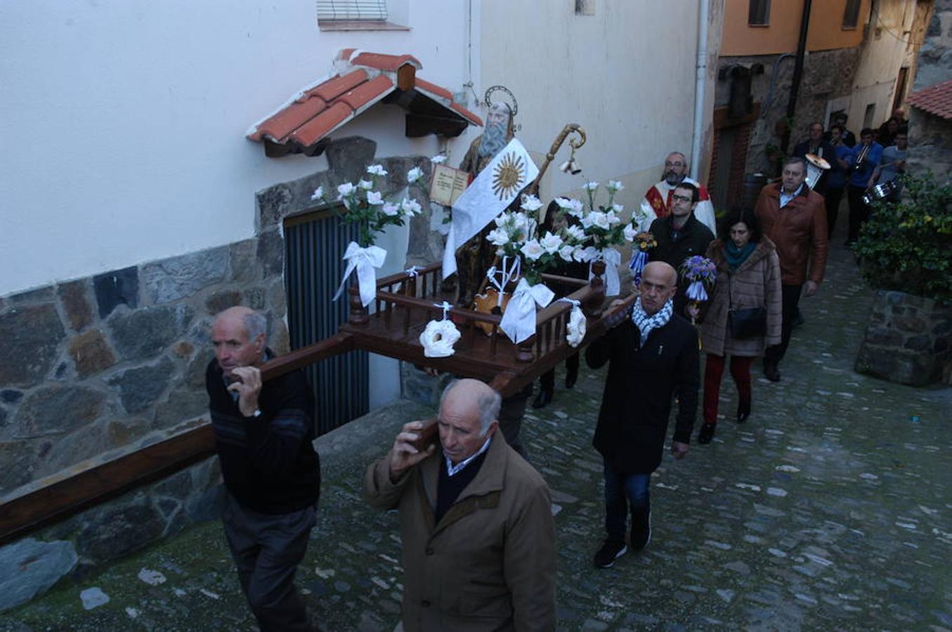 Los festejos en torno a San Antón y San Sebastián se celebran con fervor y alegría en Valdeperillo. La subasta de roscos, a cargo de José Ramón León, sirvió para recaudar 1.600 euros con la asistencia de un centenar de personas