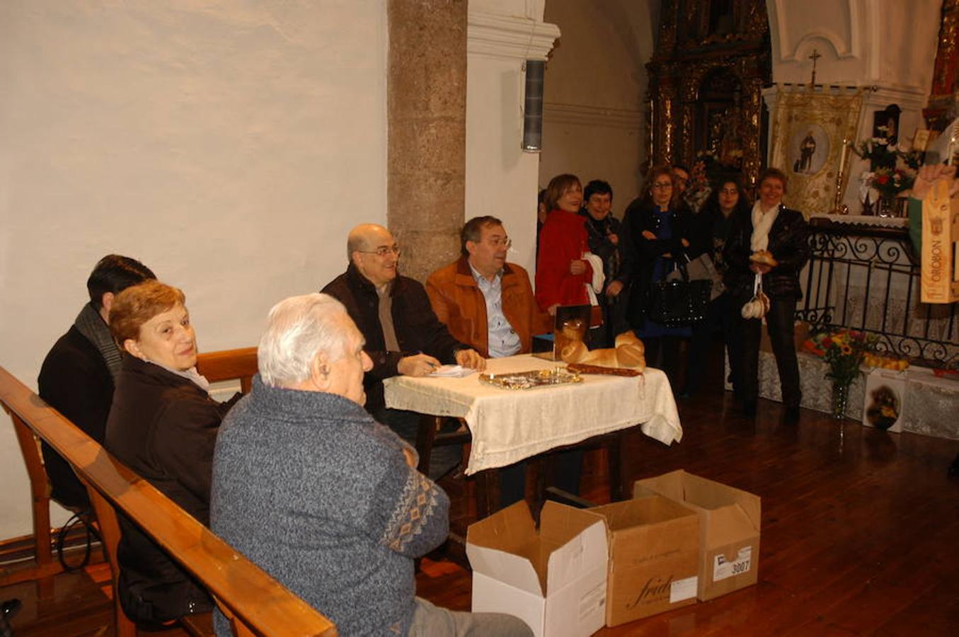 Los festejos en torno a San Antón y San Sebastián se celebran con fervor y alegría en Valdeperillo. La subasta de roscos, a cargo de José Ramón León, sirvió para recaudar 1.600 euros con la asistencia de un centenar de personas