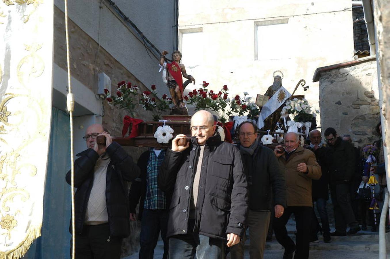 Los festejos en torno a San Antón y San Sebastián se celebran con fervor y alegría en Valdeperillo. La subasta de roscos, a cargo de José Ramón León, sirvió para recaudar 1.600 euros con la asistencia de un centenar de personas