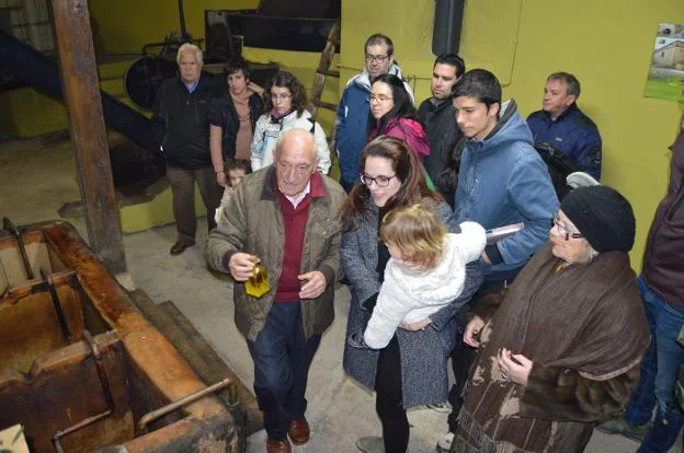 Público de todas las edades conoció la elaboración del aceite. :: E.P.