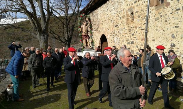 Comienzo de la procesión que recorrió la aldea. :: F. corral