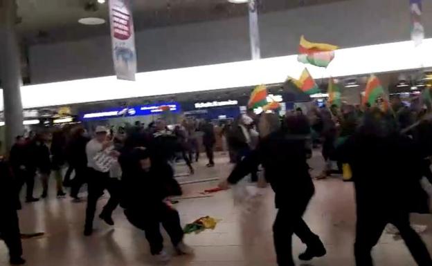 Batalla campal entre pasajeros turcos y manifestantes kurdos en el aeropuerto de Hanóver