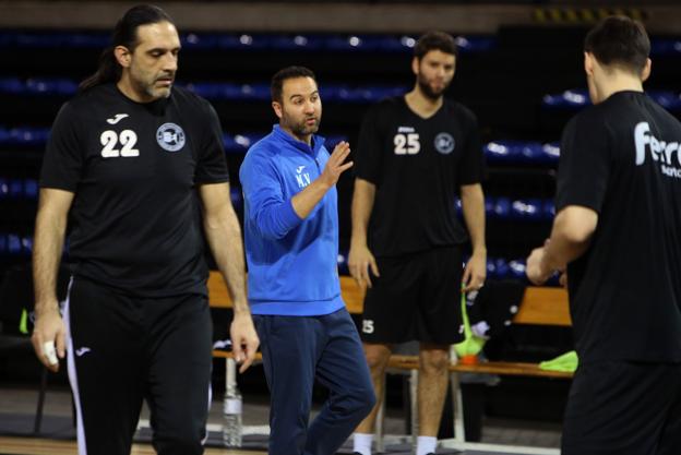 Miguel Ángel Velasco da una instrucción en la sesión de ayer. :: 