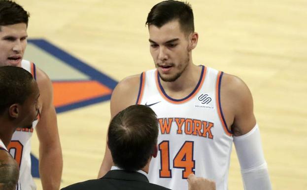 Willy Hernangómez, junto al entrenador de los Knicks, Jeff Hornacek. 