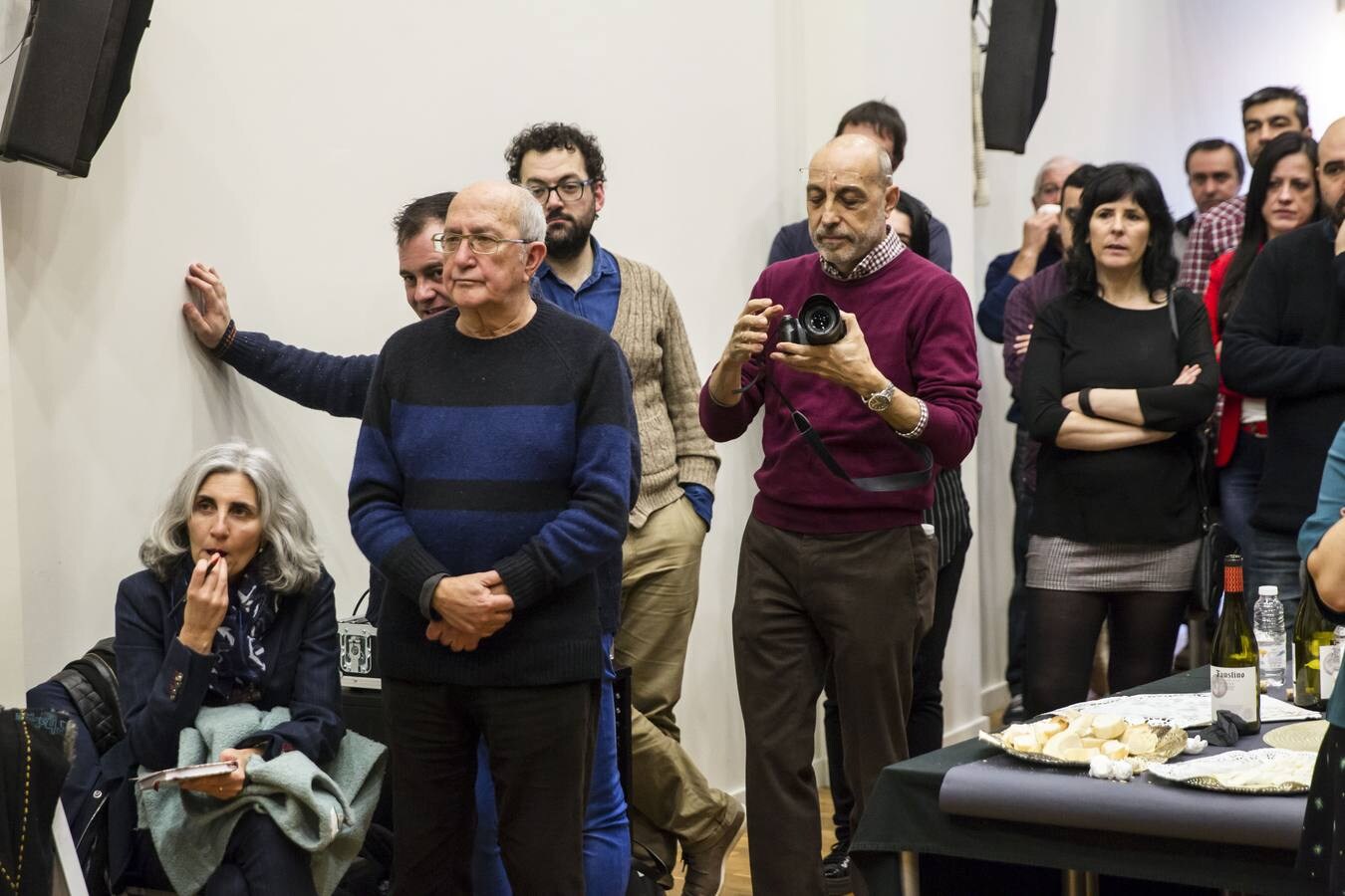 En este acto en la Asociación de la Prensa se ha homenajeado a la periodista Teresa Alonso, recientemente prejubilada de Radio Rioja, así como se ha recodado a Emilio Ramírez, de Diario La Rioja, quien falleció el pasado 22 de diciembre. Además se ha dado la bienvenida a doce nuevos asociados