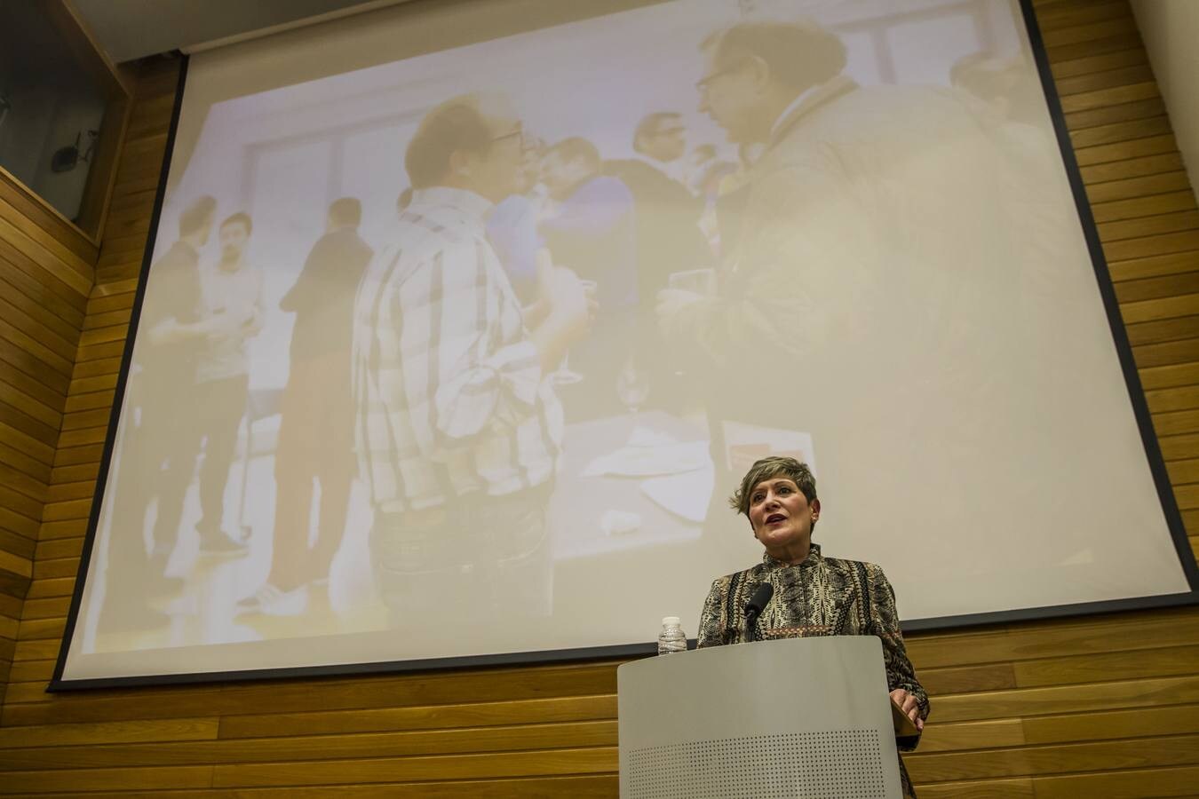 En este acto en la Asociación de la Prensa se ha homenajeado a la periodista Teresa Alonso, recientemente prejubilada de Radio Rioja, así como se ha recodado a Emilio Ramírez, de Diario La Rioja, quien falleció el pasado 22 de diciembre. Además se ha dado la bienvenida a doce nuevos asociados