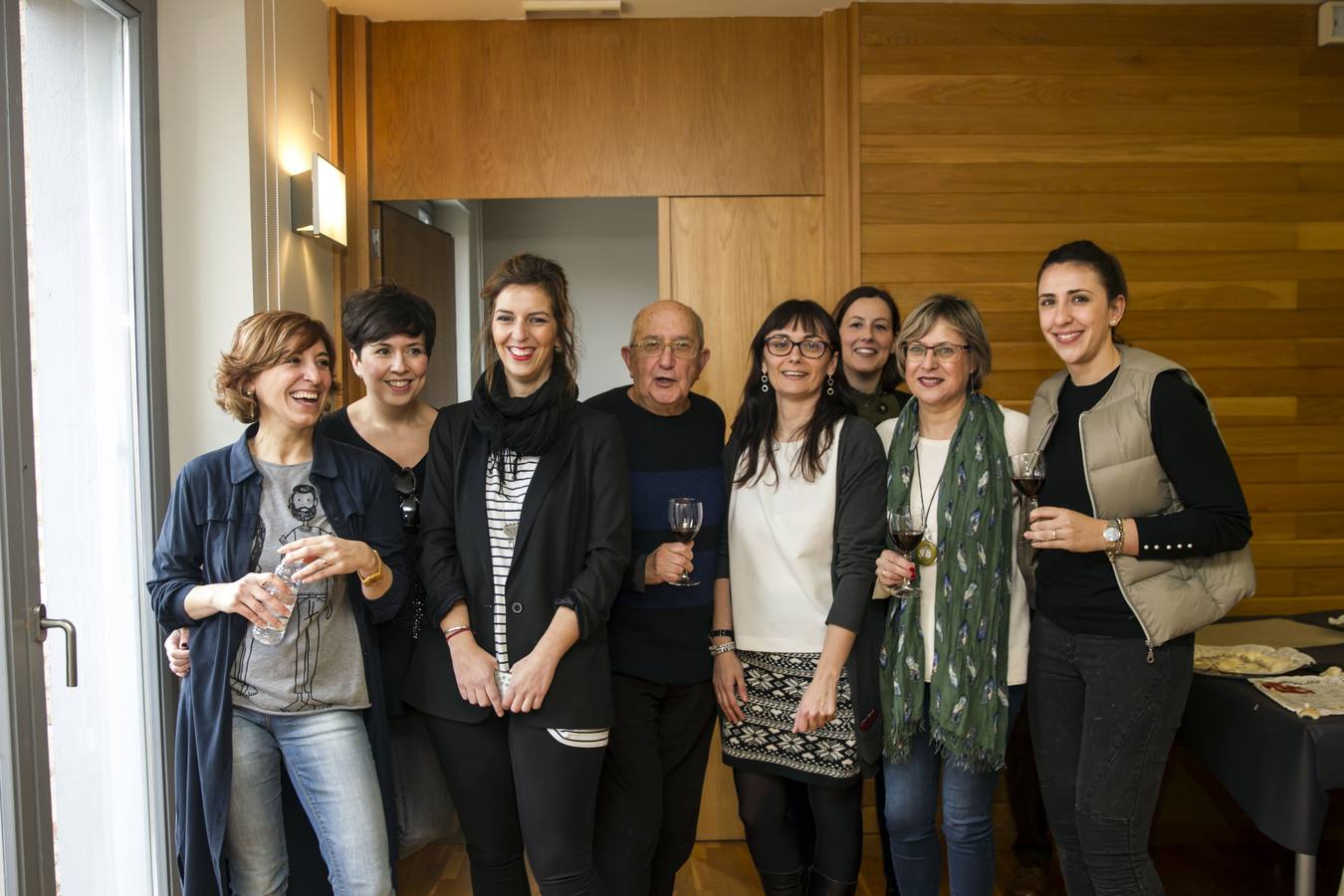 En este acto en la Asociación de la Prensa se ha homenajeado a la periodista Teresa Alonso, recientemente prejubilada de Radio Rioja, así como se ha recodado a Emilio Ramírez, de Diario La Rioja, quien falleció el pasado 22 de diciembre. Además se ha dado la bienvenida a doce nuevos asociados