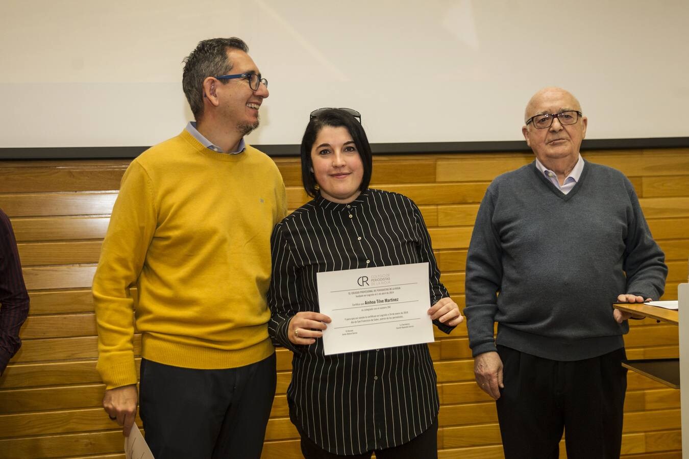 En este acto en la Asociación de la Prensa se ha homenajeado a la periodista Teresa Alonso, recientemente prejubilada de Radio Rioja, así como se ha recodado a Emilio Ramírez, de Diario La Rioja, quien falleció el pasado 22 de diciembre. Además se ha dado la bienvenida a doce nuevos asociados