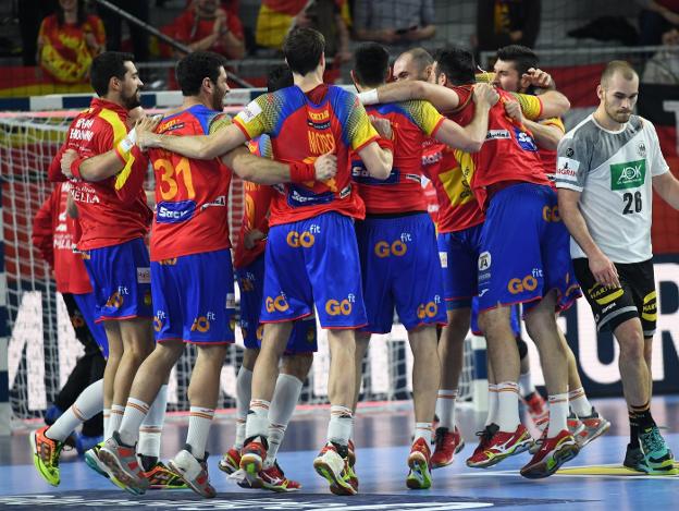 Los jugadores de la selección española celebran la clasificación para las semifinales. :: efe
