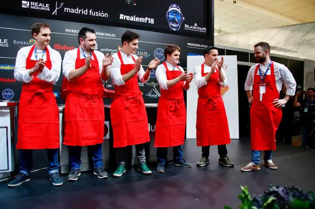 Los cocineros participantes (con el riojano Antonio Pérez a la izquierda) aplauden al ganador del concurso, Miguel Carretero. :: alberto ferreras
