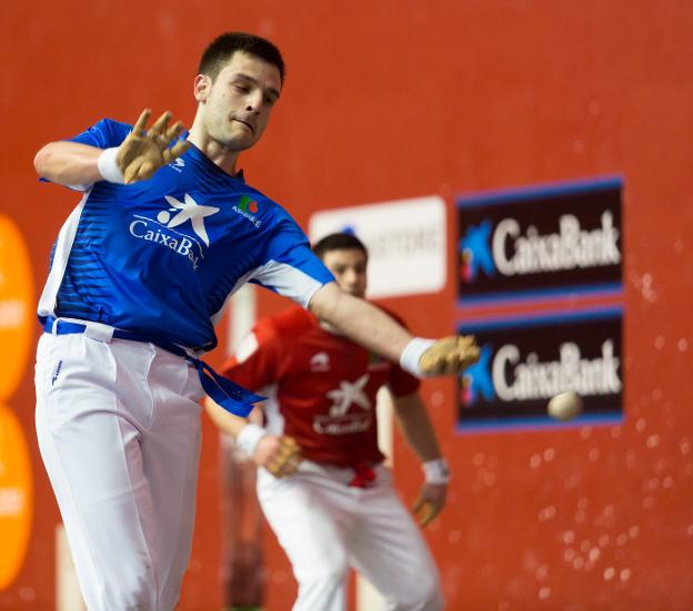 Danel Elezkano golpea a la pelota con su mano izquierda. :: sonia tercero