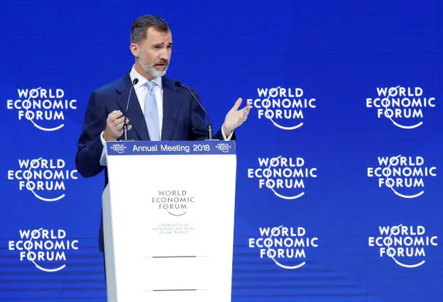 Felipe VI interviene ayer en el Foro Económico Mundial, que se celebra cada año en la localidad suiza de Davos. :: Denis Balibouse / reuters