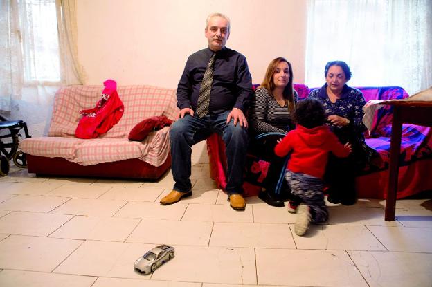 José Pérez Jiménez, junto a su familia, ayer, en su domicilio de la calle Marqués de San Nicolás de Logroño, a subasta. :: sonia tercero