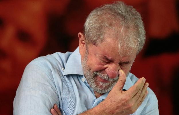 Lula no puede evitar emocionarse en la reunión que mantuvo con compañeros de partido. :: Leonardo Benassatto / REUTERS