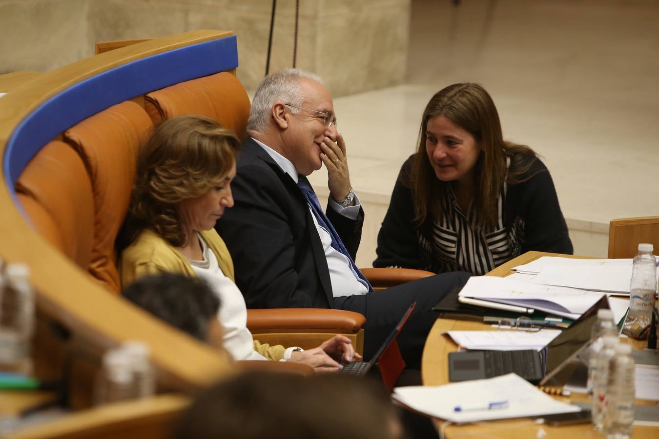 El Parlamento de La Rioja ha aprobado este viernes los proyectos de Ley de Presupuestos Generales de la Comunidad Autónoma de La Rioja y de Medidas Fiscales y Administrativas para 2018 con el voto a favor de los diputados del Partido Popular, la abstención de Ciudadanos y el voto en contra de PSOE y Podemos en todos sus títulos.