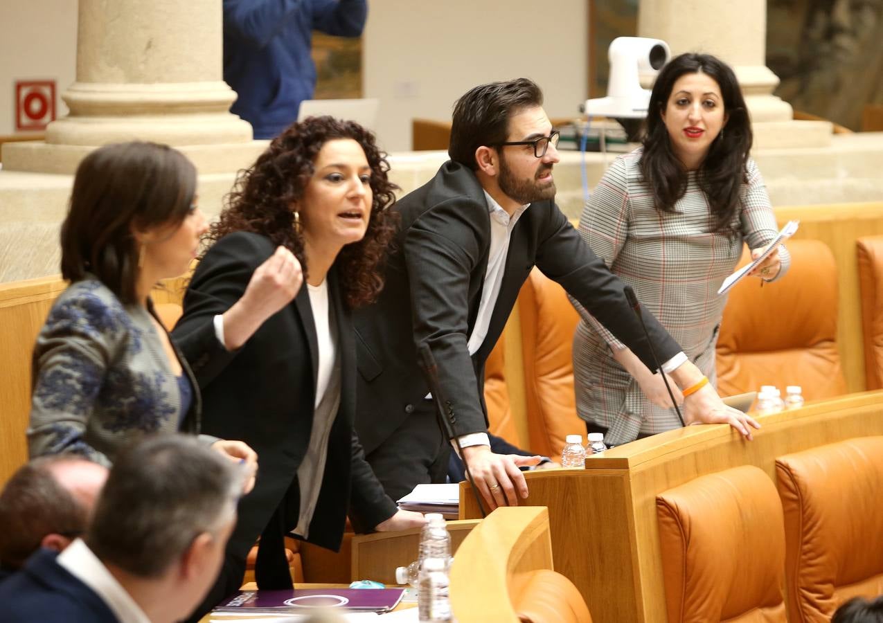 El Parlamento de La Rioja ha aprobado este viernes los proyectos de Ley de Presupuestos Generales de la Comunidad Autónoma de La Rioja y de Medidas Fiscales y Administrativas para 2018 con el voto a favor de los diputados del Partido Popular, la abstención de Ciudadanos y el voto en contra de PSOE y Podemos en todos sus títulos.