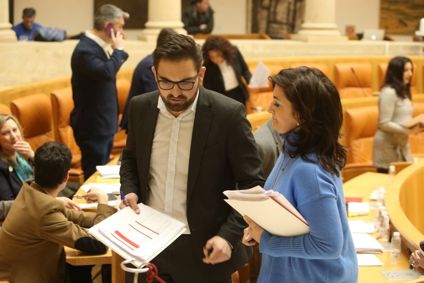 El Parlamento de La Rioja ha aprobado este viernes los proyectos de Ley de Presupuestos Generales de la Comunidad Autónoma de La Rioja y de Medidas Fiscales y Administrativas para 2018 con el voto a favor de los diputados del Partido Popular, la abstención de Ciudadanos y el voto en contra de PSOE y Podemos en todos sus títulos.