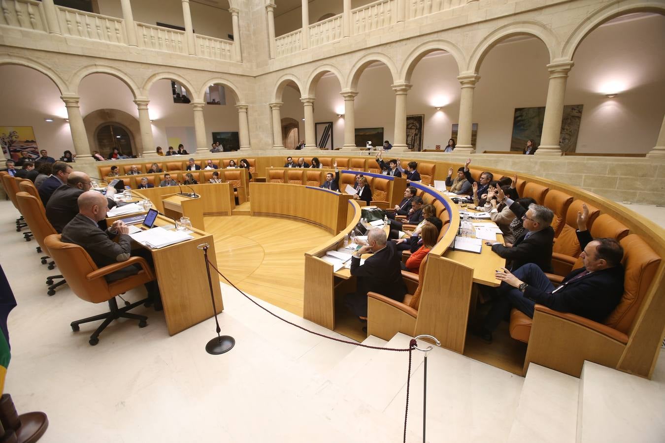 El Parlamento de La Rioja ha aprobado este viernes los proyectos de Ley de Presupuestos Generales de la Comunidad Autónoma de La Rioja y de Medidas Fiscales y Administrativas para 2018 con el voto a favor de los diputados del Partido Popular, la abstención de Ciudadanos y el voto en contra de PSOE y Podemos en todos sus títulos.