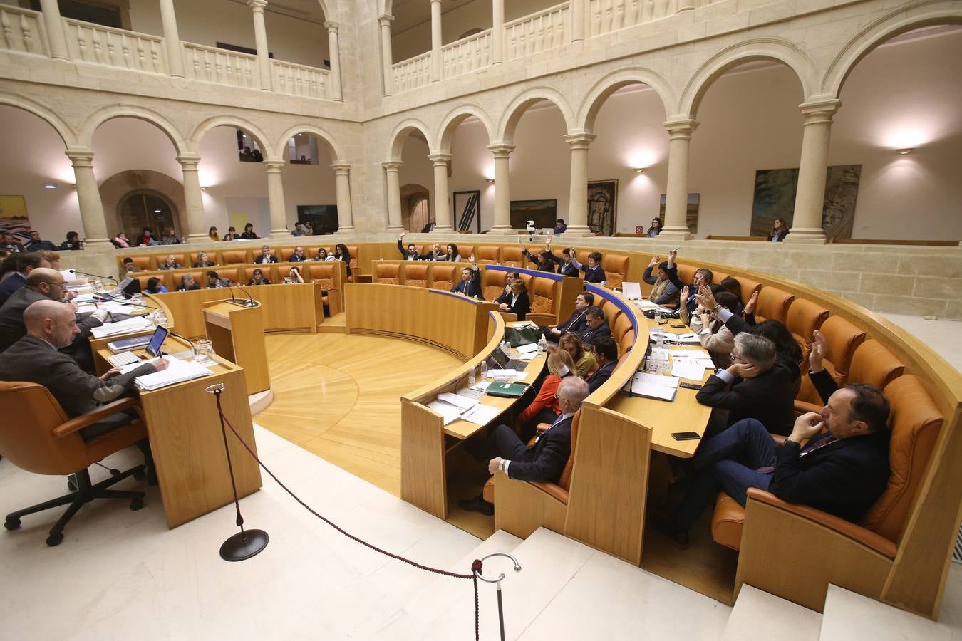 El Parlamento de La Rioja ha aprobado este viernes los proyectos de Ley de Presupuestos Generales de la Comunidad Autónoma de La Rioja y de Medidas Fiscales y Administrativas para 2018 con el voto a favor de los diputados del Partido Popular, la abstención de Ciudadanos y el voto en contra de PSOE y Podemos en todos sus títulos.