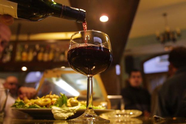 El 72% de los españoles apuesta por el vino pero más de la mitad lo consume solo de forma ocasional. :: M.BARTOLOMÉ
