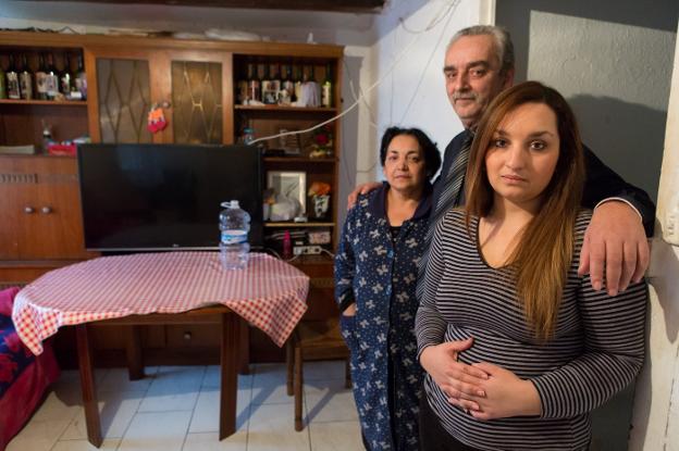 José Pérez Jiménez posa con su esposa y su hija en el salón de la casa en Logroño que perderá, subastada. :: Sonia tercero