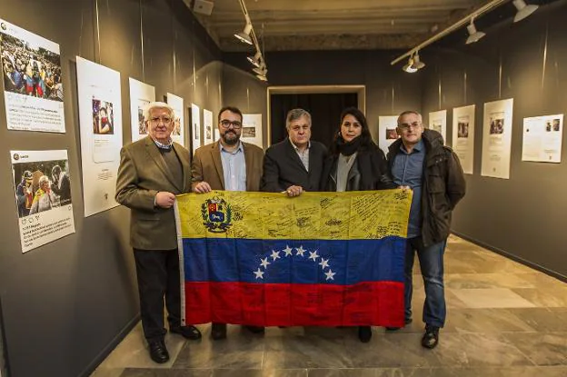 Leopoldo López (en el centro), padre del opositor venezolano, participó ayer junto a otros tres representantes en el coloquio organizado por Cs.