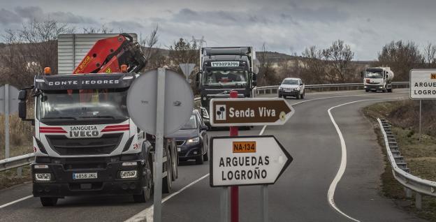 Camiones circulando por la carretera comarcal navarra NA-134, conocida como 'Eje del Ebro', en el término municipal de Tudela, ayer por la mañana. :