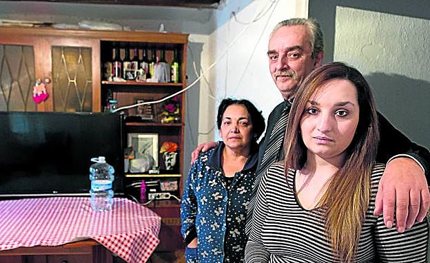 José Pérez Jiménez, junto a su mujer, su hija, en su vivienda