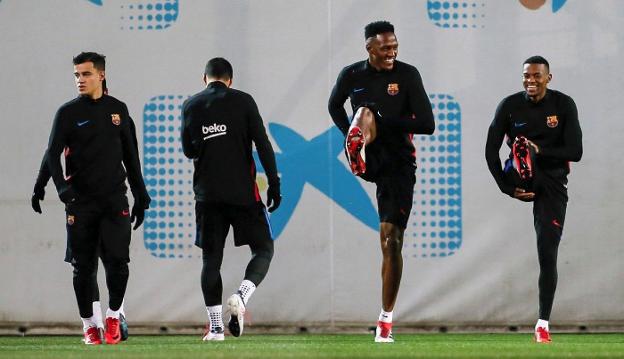 Coutinho, Mina y Semedo se ejercitan durante una sesión con el Barcelona. :: efe
