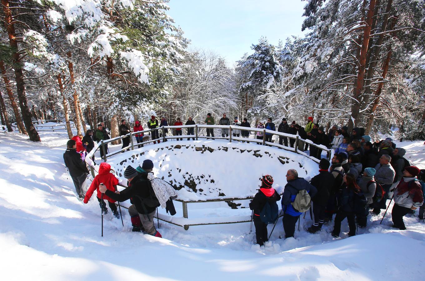 Se ha realizado una demostración de cómo se hacía el llenado de las Neveras en la antigüedad y se ha degustado un granizado de vino y unas patatas con chorizo