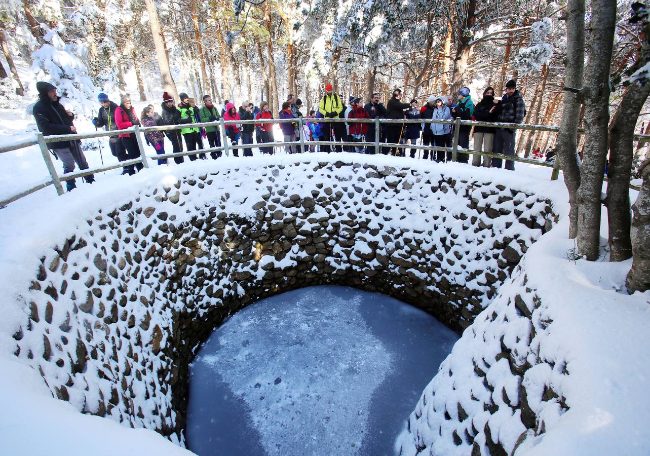 Se ha realizado una demostración de cómo se hacía el llenado de las Neveras en la antigüedad y se ha degustado un granizado de vino y unas patatas con chorizo