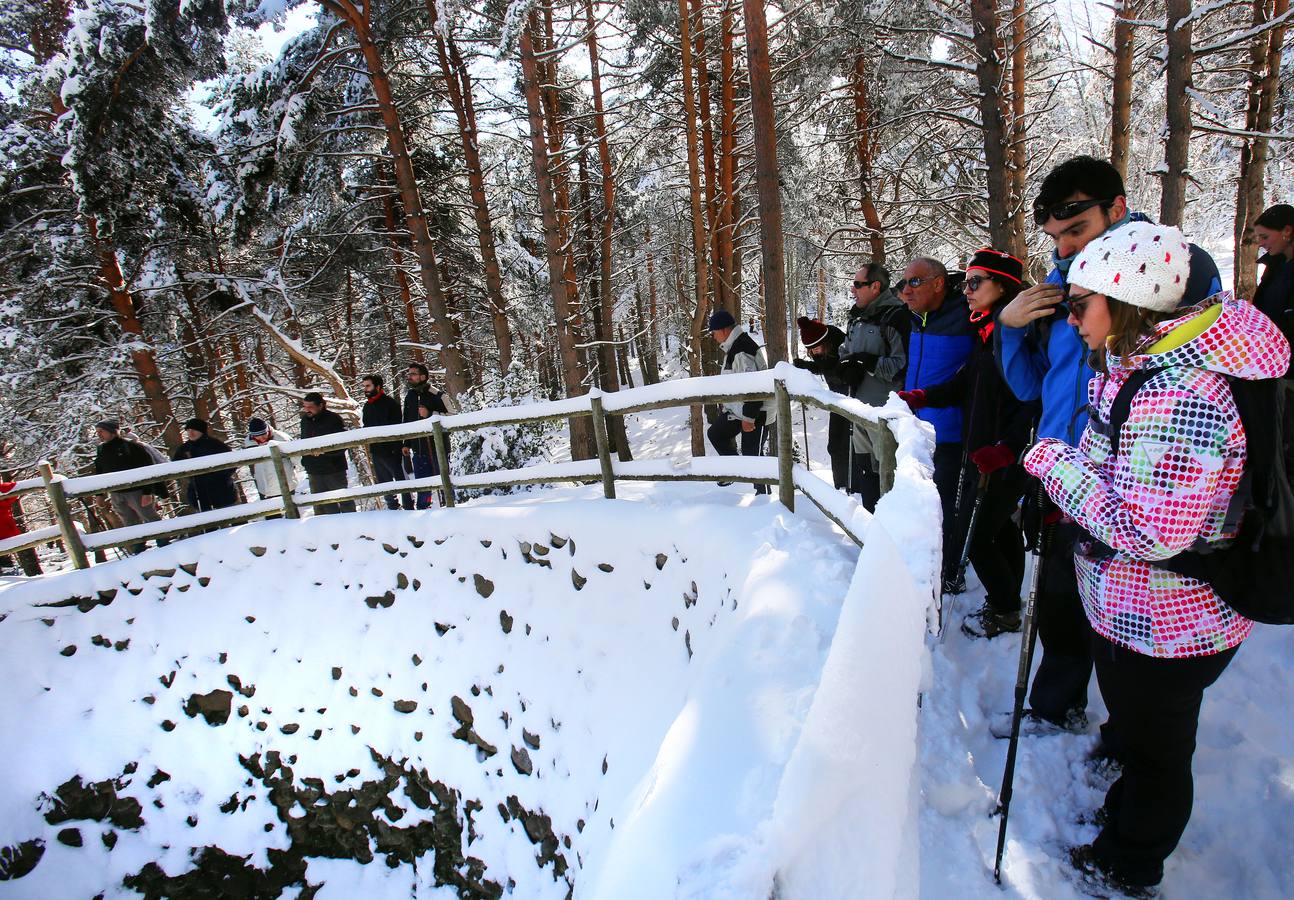 Se ha realizado una demostración de cómo se hacía el llenado de las Neveras en la antigüedad y se ha degustado un granizado de vino y unas patatas con chorizo