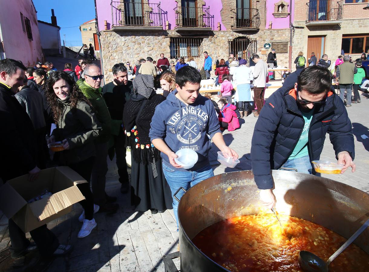 Se ha realizado una demostración de cómo se hacía el llenado de las Neveras en la antigüedad y se ha degustado un granizado de vino y unas patatas con chorizo