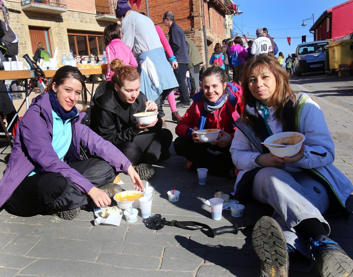 Se ha realizado una demostración de cómo se hacía el llenado de las Neveras en la antigüedad y se ha degustado un granizado de vino y unas patatas con chorizo