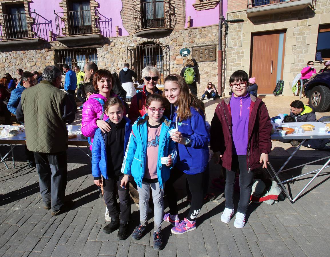 Se ha realizado una demostración de cómo se hacía el llenado de las Neveras en la antigüedad y se ha degustado un granizado de vino y unas patatas con chorizo