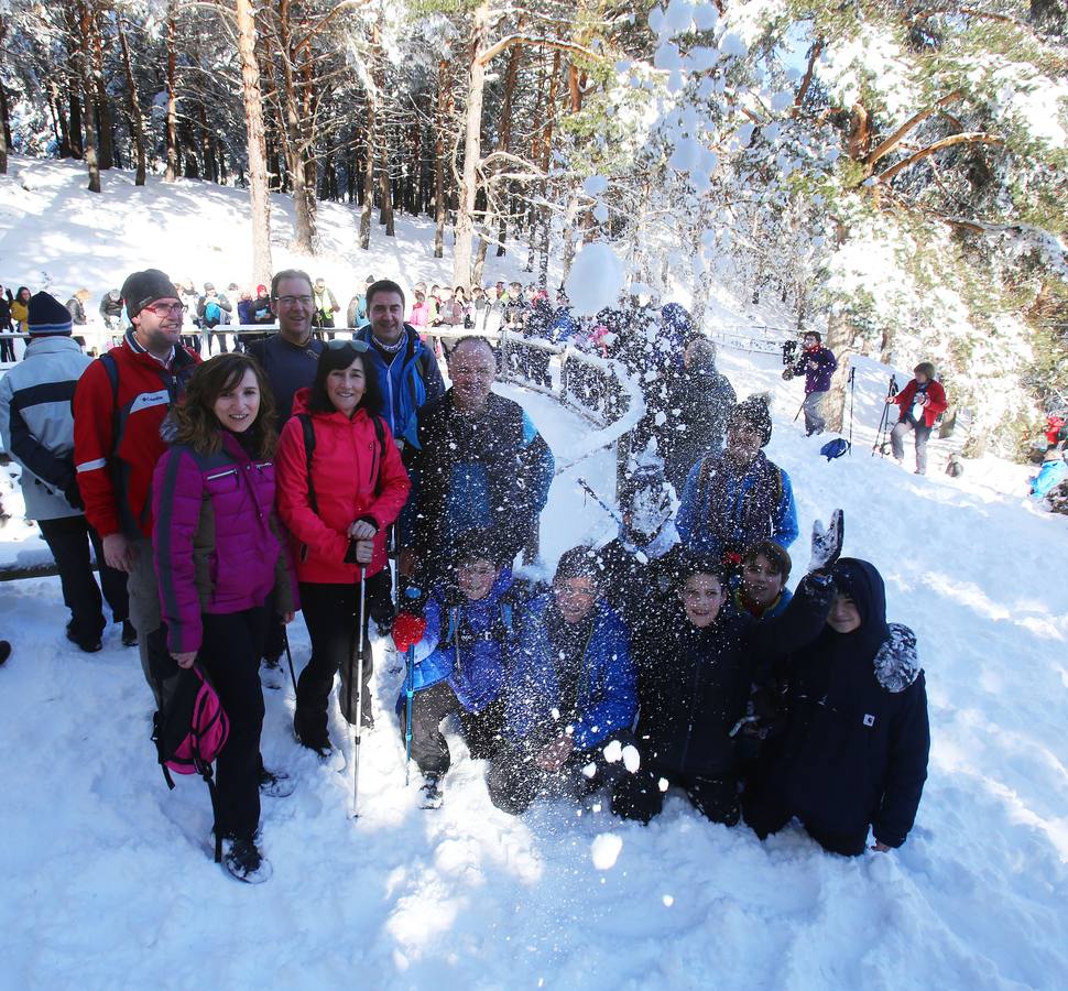 Se ha realizado una demostración de cómo se hacía el llenado de las Neveras en la antigüedad y se ha degustado un granizado de vino y unas patatas con chorizo
