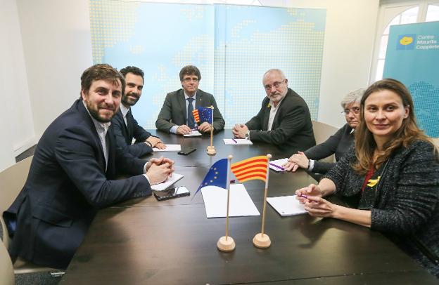 El presidente del Parlament, Roger Torrent, se reúne el pasado miércoles en Bruselas con Puigdemont y sus exconsejeros. :: S. Lecocq / efe