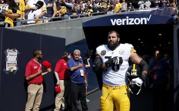 Alejandro Villanueva, escuchando el pasado mes de septiembre el himno de EE UU. 