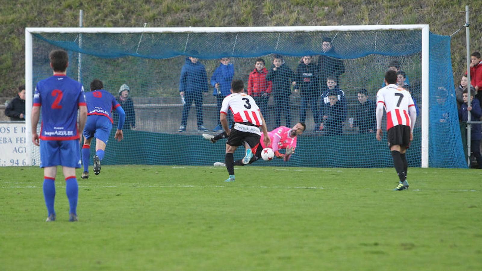 Así, consolidando lo de casa y fijando puntos en el exterior, es como la UDL ha vuelto a hacer acopio de vitamina de ilusión para tratar de enganchar con las plazas del play off de ascenso. Los tres puntos que vinieron ayer de Amorebieta (1-3) han sido oro molido. 