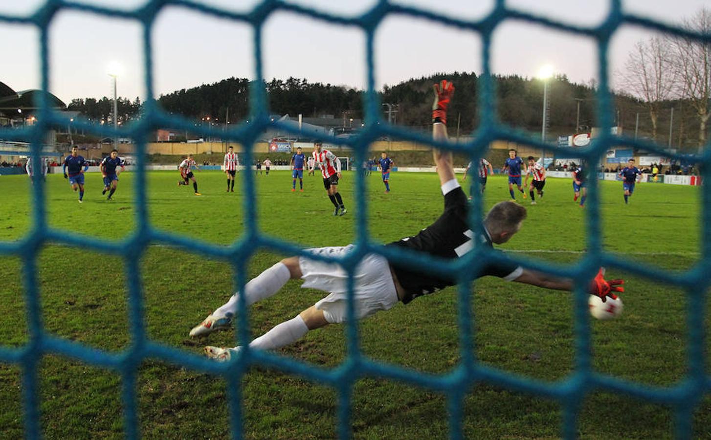 Así, consolidando lo de casa y fijando puntos en el exterior, es como la UDL ha vuelto a hacer acopio de vitamina de ilusión para tratar de enganchar con las plazas del play off de ascenso. Los tres puntos que vinieron ayer de Amorebieta (1-3) han sido oro molido. 